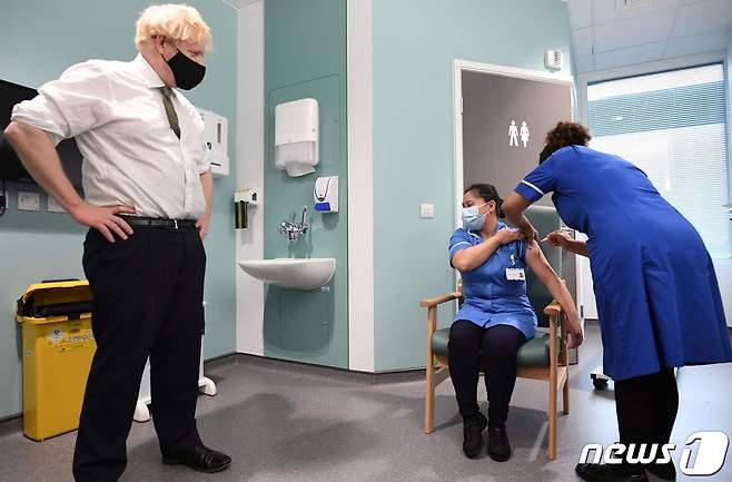 보리스 존슨 영국 총리가 4일(현지시간) 런던 체이스 팜 병원을 방문해 간호사가 아스트라제네카의 코로나19 백신을 접종하는 모습을 지켜보고 있다. © AFP=뉴스1 © News1 우동명 기자