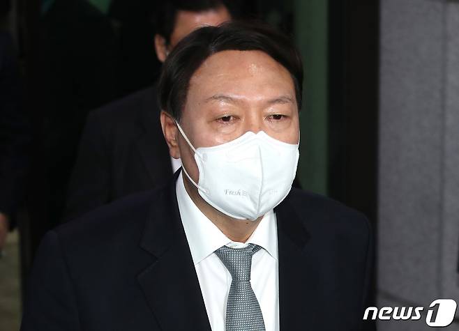 윤석열 검찰총장이 4일 오후 서울 서초구 대검찰청을 나서고 있다. 이날 윤 총장은 검찰총장직 사퇴의사를 밝혔다. 윤 총장은 최근 '중대범죄수사청' 설치 문제를 두고 여권과 날카롭게 대립해 왔다. 2021.3.4/뉴스1 © News1 임세영 기자