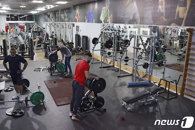 지난달 21일 이스라엘의 한 체육관이 코로나19로 인한 봉쇄가 풀리면서 다시 개방됐다. © AFP=뉴스1