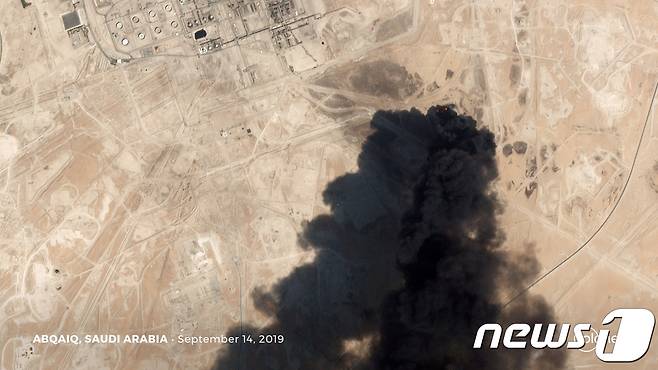 사우디아라비아 아브카이크에 위치한 국영석유회사 아람코의 주요 석유시설과 유전이 친이란계인 예멘 후티 반군의 드론 공격을 받은 모습의 위성사진이 보인다. © 로이터=뉴스1 © News1 자료 사진