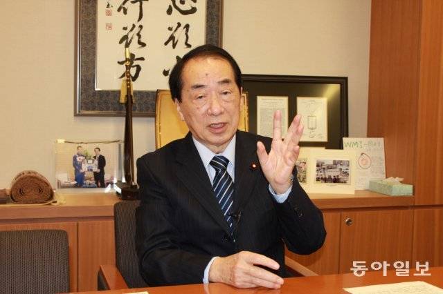 5일 일본 도쿄 중의원회관에서 동아일보와 인터뷰를 가진 간 나오토 전 총리는 정부가 추진하는 후쿠시마 원전 오염수의 바다 방류에 반대한다는 뜻을 분명히 했다. 그는 최근 고이즈미 준이치로 전 총리와 함께 탈원전 운동가로 활동하고 있다. 도쿄=박형준 특파원 lovesong@donga.com