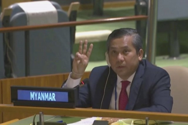 미국 뉴욕에서 열린 유엔 총회에 참석한 초 모 툰 주유엔 미얀마대사가 국제사회의 움직임을 촉구하며 쿠데타 저항의 상징인 세 손가락 경례를 해 보이고 있다. AP 뉴시스