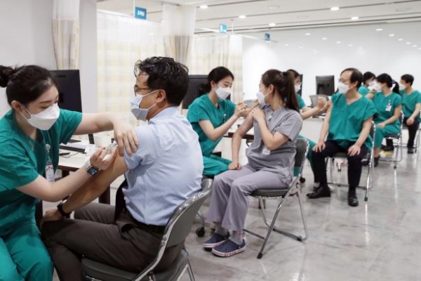 서울아산병원 의료진들이 신종 코로나바이러스 감염증 백신을 맞고 있다. 연합뉴스 제공