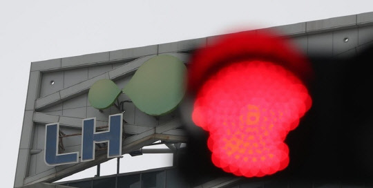 경남 진주시 충무공동 한국토지주택공사(LH) 본사 앞에 빨강 신호등이 켜져 있다. <연합뉴스>