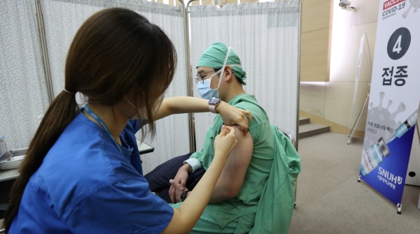 의료진 대상 코로나19 자체 예방접종이 실시된 가운데 5일 서울 종로구 서울대병원에서 의료진이 코로나19 예방접종을 받고 있다.(사진=저작권자(c) 뉴스1, 무단 전재-재배포 금지)