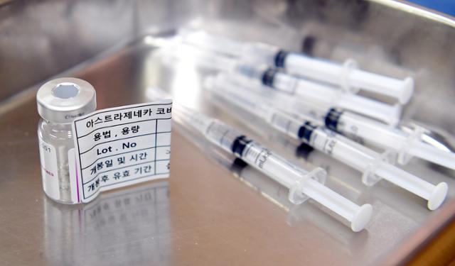 8일 오후 광주 동구 전남대학교병원 8동에서 의료인 대상 코로나19 아스트라제네카 백신 접종이 이뤄지고 있다. 뉴시스