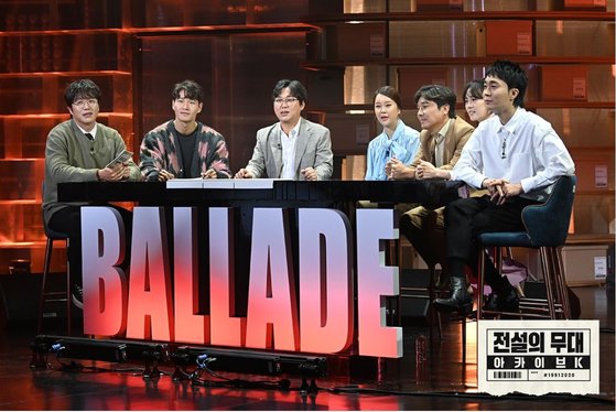 ‘전설의 무대 아카이브K’에서 한국형 발라드의 계보에 대해 이야기를 나누고 있는 가수들. [사진 SBS]