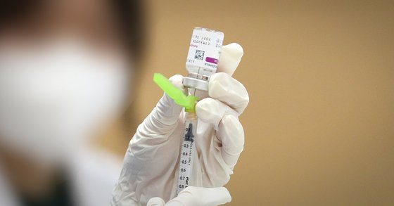 간호사가 아스트라제네카 백신을 주사기에 주입하고 있다. 뉴스1