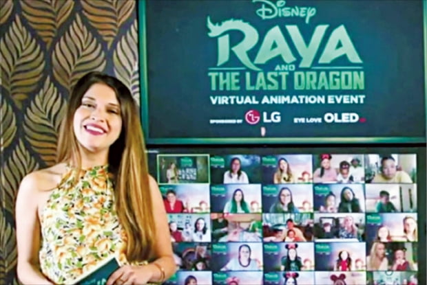 월트디즈니가 지난 4일 연 ‘라야와 마지막 드래곤’ 개봉 기념 행사에서 디즈니 관계자가 OLED TV의 장점을 설명하고 있다.   LG디스플레이  제공
