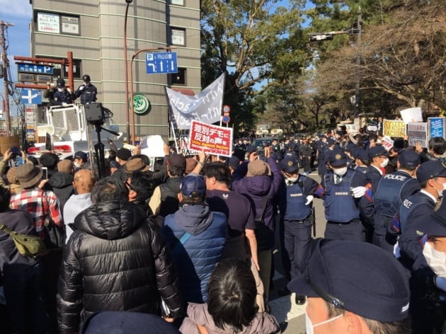 일본 교토 번화가인 기온에서 우익들이 혐한시위를 한 가운데 이에 반대하는 카운터 시위대들이 헤이트 스피치 중단을 촉구하고 있다. /사진=연합뉴스