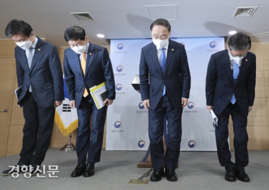 Ministers Lower Their Heads: Hong Nam-ki, deputy prime minister and minister of economy and finance bowed and apologized for the alleged land speculation by former and incumbent employees of the Korea Land and Housing Corporation (LH) at the government office in Jongno-gu, Seoul on the morning of March 7. From left is Kim Dae-ji, commissioner of the National Tax Service; Koo Yun-cheol, minister of the Office of Government Policy Coordination; Deputy Prime Minister Hong; Byeon Chang-heum, minister of land, infrastructure and transport; and Lee Jae-young, vice minister of the interior and safety. Kim Ki-nam