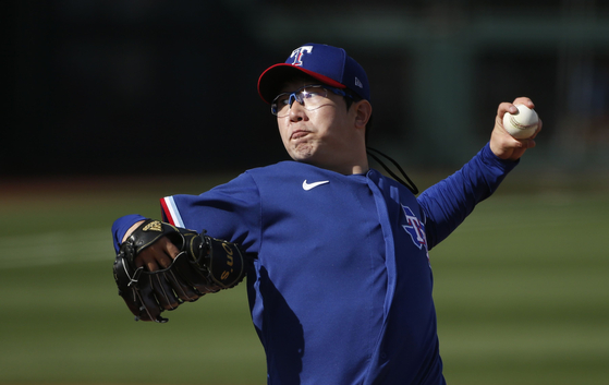 Yang Hyeon-jong of the Texas Rangers pitches against the Los Angeles Dodgers during the eighth inning of an MLB spring training game at Surprise Stadium in Surprise, Arizona on Sunday. [AFP/YONHAP]
