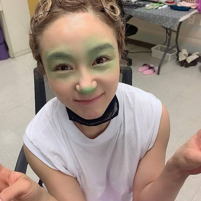 Musical Actor Ock Joo-hyun is collecting topics by releasing the bizarre selfie.Ock Joo-hyun posted a photo on his personal Instagram account on March 8, with an article entitled Baduk, which my dear Ozmin just sent me, is really good with pink and Konyaspor.In the photo, Ock Joo-hyun paints Konyaspor color on his face and nose and makes a ridiculous look; the figure of Ock Joo-hyun, who has gathered one eye in the middle, is lovely.Especially, the unique pink pants are also digested with a stick.The singer, who saw this, commented, No, it is so cute. The netizens also responded, Oppaba is cute and It is cool, sexy, cute and cute.Meanwhile, Ock Joo-hyun is appearing as El Pava in musical Wicked.