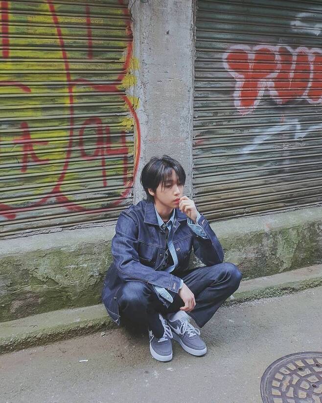Singer Jung Se-un has conveyed her matured current situation.On March 8, Jeong Se-woon posted a picture on his instagram with an article entitled Watch the long hair.In the open photo, Jeong Se-un is sitting on the street and staring somewhere. The sleek jawline, long hair, and ripe mature beauty attracted attention with a different atmosphere than before.Cheongcheong fashion also made it easy for fans to feel excited.On the other hand, Jeong Se-woon released his first album 24 PART 2 on January 6th. He is currently appearing on SBS Moby Dick web entertainment Strength Mate 3.