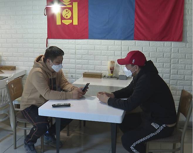 몽골출신의 이주노동자 바타르씨는 지난해 7월 체류기간이 만료돼 본국으로 돌아가야 되지만  출국항공편이 없어 8개월째 
발이 묶여있다. 틈틈이 항공편을 검색해보지만 좌석이 없어 대기하고 있는 상태다.