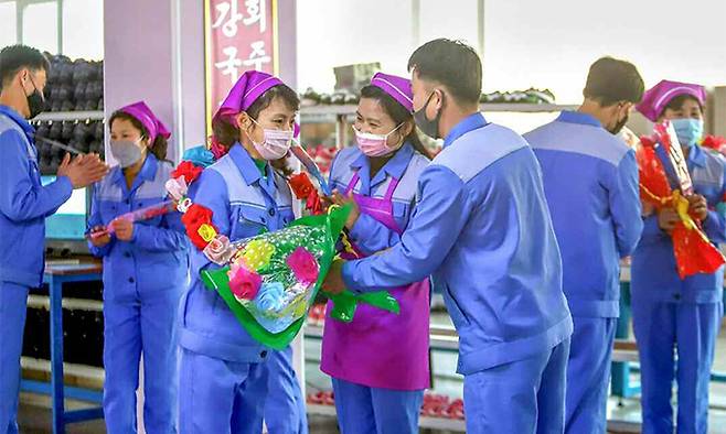 북한 노동당 기관지 노동신문은 8일 국제부녀절(세계 여성의 날)을 맞아 전날 일터에서 일꾼(간부)들이 근로자들에게 꽃다발을 준비해 줬다며 관련 사진을 공개했다. 사진은 류원신발공장에서 꽃다발을 받는 여성 근로자들. 뉴스1