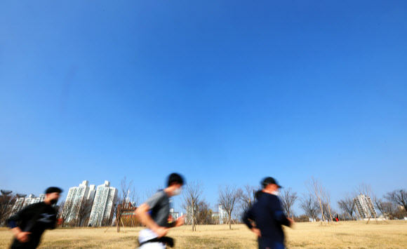 8일 오후 서울 한강뚝섬공원에서 시민들이 야외활동을 즐기고 있다. 뉴스1