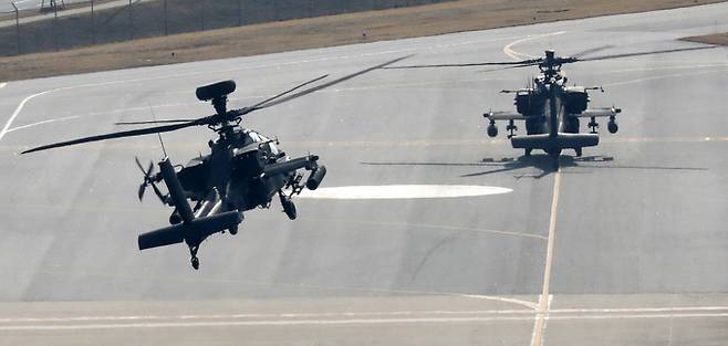 올해 전반기 한미 연합 지휘소연습(CCPT)이 시작된 8일 오후 경기도 평택 캠프 험프리스에서 미군 헬기들이 착륙하고 있다. 뉴스1