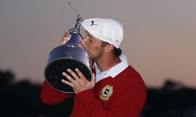 브라이슨 디섐보(28·미국)가 8일 열린 PGA 투어 아널드 파머 인비테이셔널에서 우승한 뒤 트로피에 입을 맞추고 있다. 올랜도=AP연합뉴스