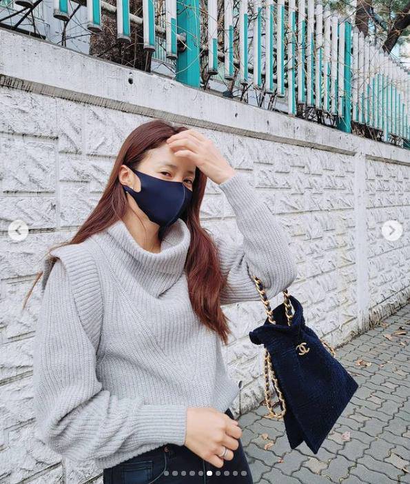 Lee Si-young posted several photos on the 9th day Instagram with the article This week.The photo shows Lee Si-young, who is diverse from the filming site where blood and wound make up to the whole body to enjoying everyday life.Meanwhile, Lee Si-young married Cho Seung-hyun, a restaurant businessman, in 2017, and has a son.