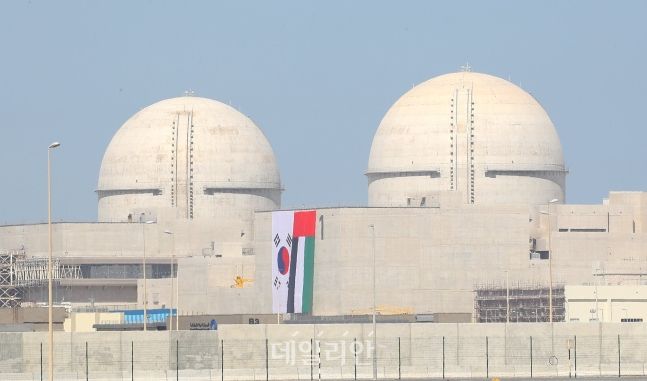 2018년 3월 건설이 완료된 바라카 원전 1호기와 2호기(왼쪽). ⓒ한국수력원자력