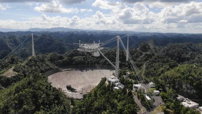 푸에르토리코 아르시보 남쪽에 위치한 아레시보 전파망원경이 붕괴되기 전 모습. 센트럴플로리다대 제공