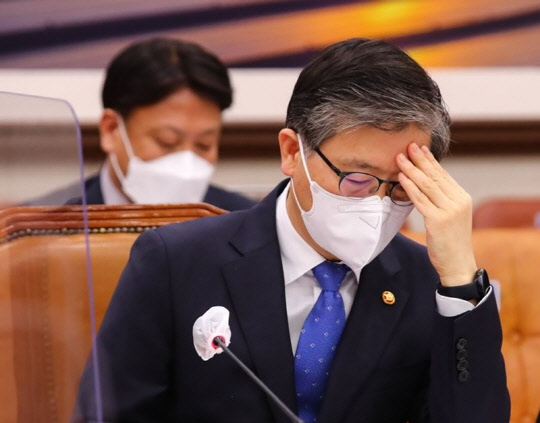 변창흠(사진) 국토부 장관이 9일 열린 국토교통위원회 전체회의에서 생각에 잠겼다. <연합뉴스>