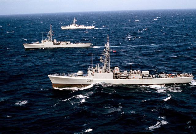 1995년 3월 캐나다와 스페인은 '가자미 전쟁'이라 불리는 어업 분쟁으로 해상 무력 대치 국면을 맞았다. 사진은 1983년 미국 캐나다 해상 합동작전(FLEETEX '83)에 참가한 캐나다 전함들. natoassociation.ca
