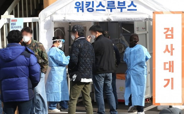 9일 서울 중구 국립중앙의료원 내 해외출국 선별진료소에서 시민들이 코로나19 검사를 기다리고 있다. /사진=뉴스1