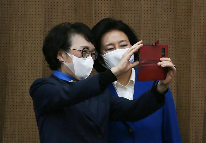 박영선 더불어민주당(오른쪽)·김진애 열린민주당 서울시장 후보가 9일 국회에서 열린 단일화 방안 발표 기자회견에 앞서 휴대폰으로 사진을 찍고 있다.   국회사진기자단