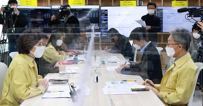 Education Minister Yoo Eun-hae is briefed on preparations for the new school year at a situation room for the Educational Broadcasting System on Friday. (Ministry of Education)