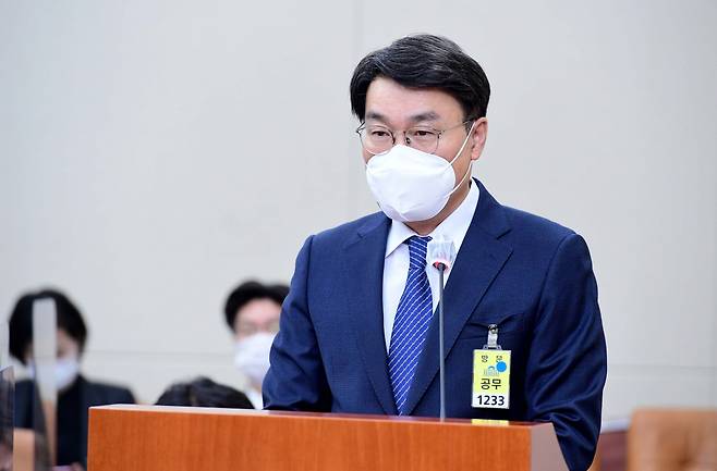 최정우 포스코 회장이 지난 2월 22일 서울 여의도 국회에서 열린 환경노동위원회 산업재해관련 청문회에서 의원 질의에 답하고 있다. [연합]