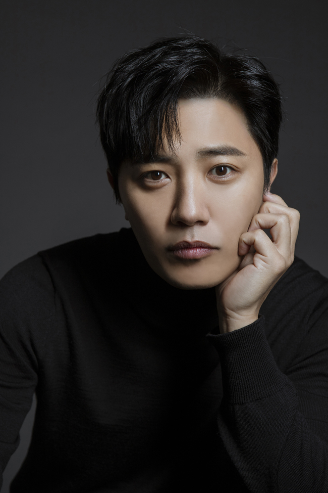 Actor Jin Goo has released his first profile photo after his new agency Lee Juck.In the photo released on March 9, Jin Goo showed a witty eye and free expression Acting even in an achromatic understatement, revealing the aspect of Acting Actor.Jin Goo, who made his debut with SBS Drama All-in in 2003, has since appeared in Nonstop 5, Advertising Genius Lee Tae-baek, Interesting to the Genre, Dawn of the Sun, and Untouchable.In addition, he has become an actor who believes and sees with a strong impression through many hits such as sweet life, devil street, truck, mother, 26 years, Cecibong, Yeonpyeong Haejeon