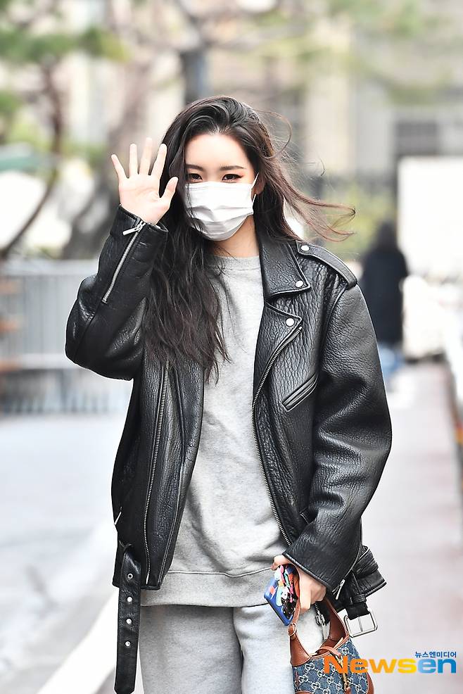 Singer Sunmi enters KBS station for recording broadcasting program on March 9.