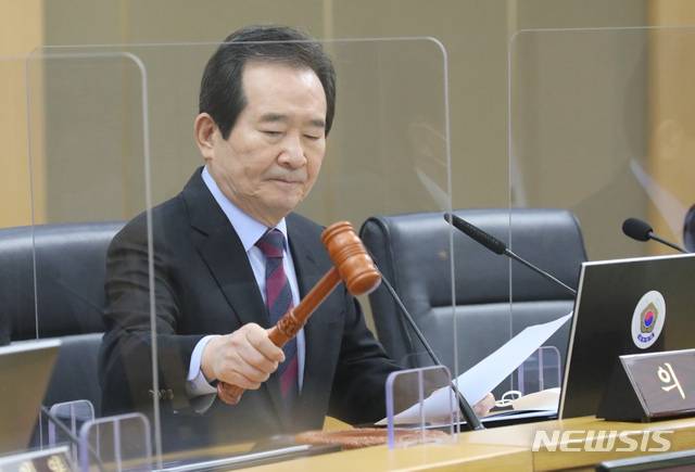 [세종=뉴시스]강종민 기자 = 정세균 국무총리가 9일 오전 정부세종청사에서 열린 국무회의에서 회의를 시작하고 있다. 2021.03.09.  ppkjm@newsis.com