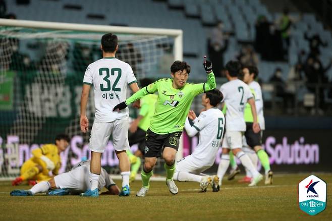 지난 시즌 두 번의 맞대결에서 모두 패했던 강원FC와 대결에서 또 한 번 패색이 짙었던 전북 현대를 위기에서 구한 건 경기 막판에 터진 김보경의 동점골이었다. 한국프로축구연맹 제공