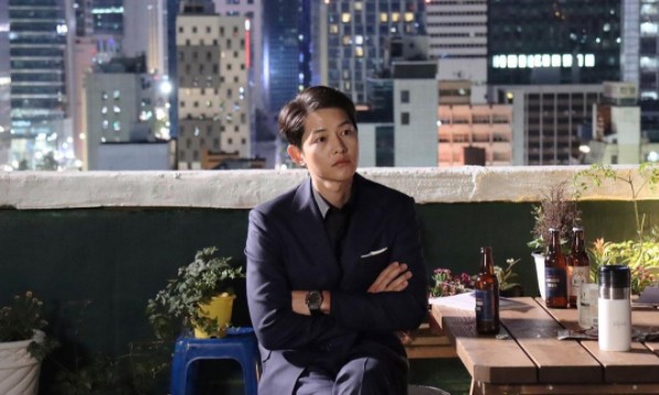 Actor Song Joong-ki captivates Eye-catching with perfect suit-fit photoSong Joong-ki posted a picture on his Instagram on the 9th with an article entitled #Song Joong-ki # songjoongki.Song Joong-ki in the photo is sitting on the rooftop in the background of the night view of the city.Song Joong-kis perfect visual, which is making a thoughtful look with a neat suit, captures Eye-catching.It reveals the visuals of the sculpture and the aspect of the chute craftsman, and induces admiration.On the other hand, Song Joong-ki plays the role of the main character Vincenzo in TVN Drama Vincenzo and plays a hot role and shoots the hearts of the fans.