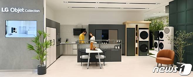 LG전자가 지난해 선보인 인테리어 가전 콘셉트의 'LG 오브제컬렉션(LG Objet Collection)'이 최근 판매 비중이 절반에 달할 만큼 고객들의 관심을 받고 있는 것으로 나타났다. 사진은 서울 여의도의 더현대 서울점에 조성된 공간 인테리어 가전 'LG 오브제컬렉션' 체험존. (LG전자 제공) 2021.3.9/뉴스1