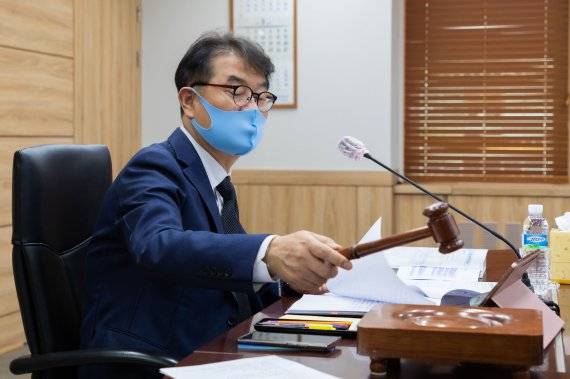 윤종인 개인정보보호위원장이 10일 정부서울청사에서 열린 제4회 개인정보보호위원회 전체회의를 개회하고 있다. 개인정보보호위 제공