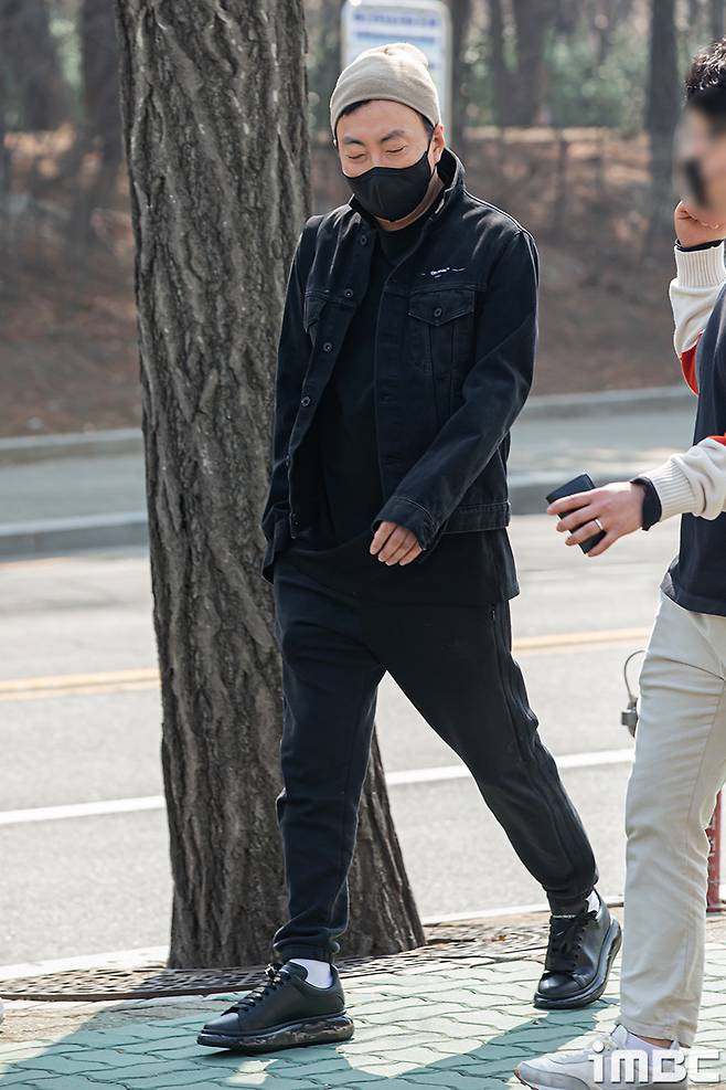 Comedian Park Myeong-su was caught on the way to Off work after finishing Radio show of Park Myeong-su on the afternoon of the 10th at Seoul Yeouido-dong KBS.iMBC Photo