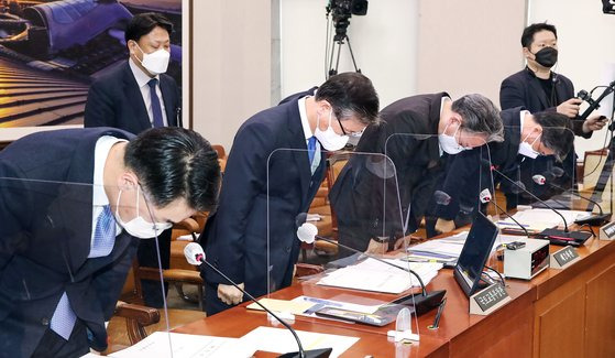 변창흠 국토부 장관(왼쪽 둘째)과 관계자들이 9일 오후 국회에서 열린 국토교통위원회에 출석해 최근 불거진 LH 직원들의 투기 의혹에 대해 고개 숙여 사과하고 있다. 오종택 기자