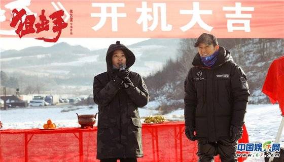 장이머우 감독 부녀가 공동연출하는 6·25 전쟁 영화 '저격수'의 촬영 현장 모습. [사진 중국 엔터테인먼트 네트워크]