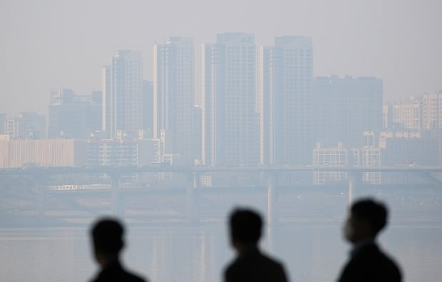 미세먼지 농도가 '나쁨'을 보인 10일 오후 서울 송파구 한강시민공원에서 바라본 시내. /사진=연합뉴스