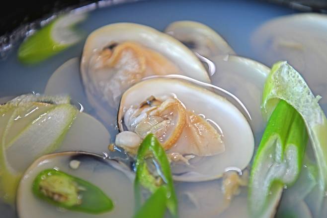 부안에는 40년 이상 백합탕을 끓인 식당이 여럿이다.