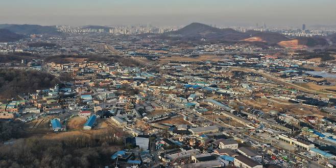 문재인 정부의 부동산 정책은 한마디로 ‘그때는 맞고 지금은 틀리다’로 요약된다. 정권 초기엔 주택 공급이 충분하고 대규모 택지개발도 없다고 공언했지만, 이후 집값 상승세가 꺾이지 않자 정책기조를 바꿔 3기 신도시 등 대규모 주택 공급책을 내놨다. 사진은 경기도 시흥시 과림동 일대 모습. [연합]