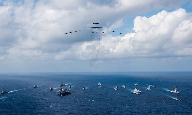 2018년 11월 미 해군이 공개한 핵추진 항모 로널드 레이건호와 일본의 헬기 구축함 JS 휴가호가 남중국해에서 미 해군, 일본 해상자위대 소속 함정 16척과 함께 훈련하는 모습. 세계일보 자료사진