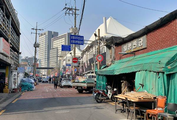 신설동 골목은 오래된 풍경이 남아 있다.
