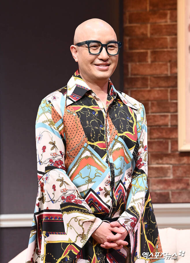Actor Hong Seok-cheon, who attended the play Special Liar Prescall held at the Seoul Samseong-dong Baekam Art Center on the afternoon of the 10th, has photo time.