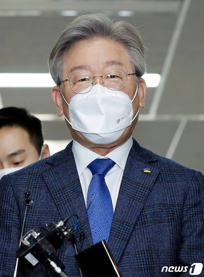 이재명 경기지사가 9일 서울 여의도 국회에서 열린 더불어민주당 당무위원회에 참석한 후 취재진들의 질문에 답변하고 있다. 2021.3.9/뉴스1 © News1 성동훈 기자