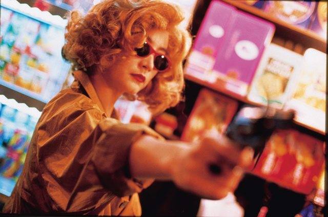 OST '追遂一班形而上列車(추수일반형이상열거)'는 금발 머리 마약 밀매상이 괴한들에게 쫓기는 장면에서 흐른다. /영화 스틸컷